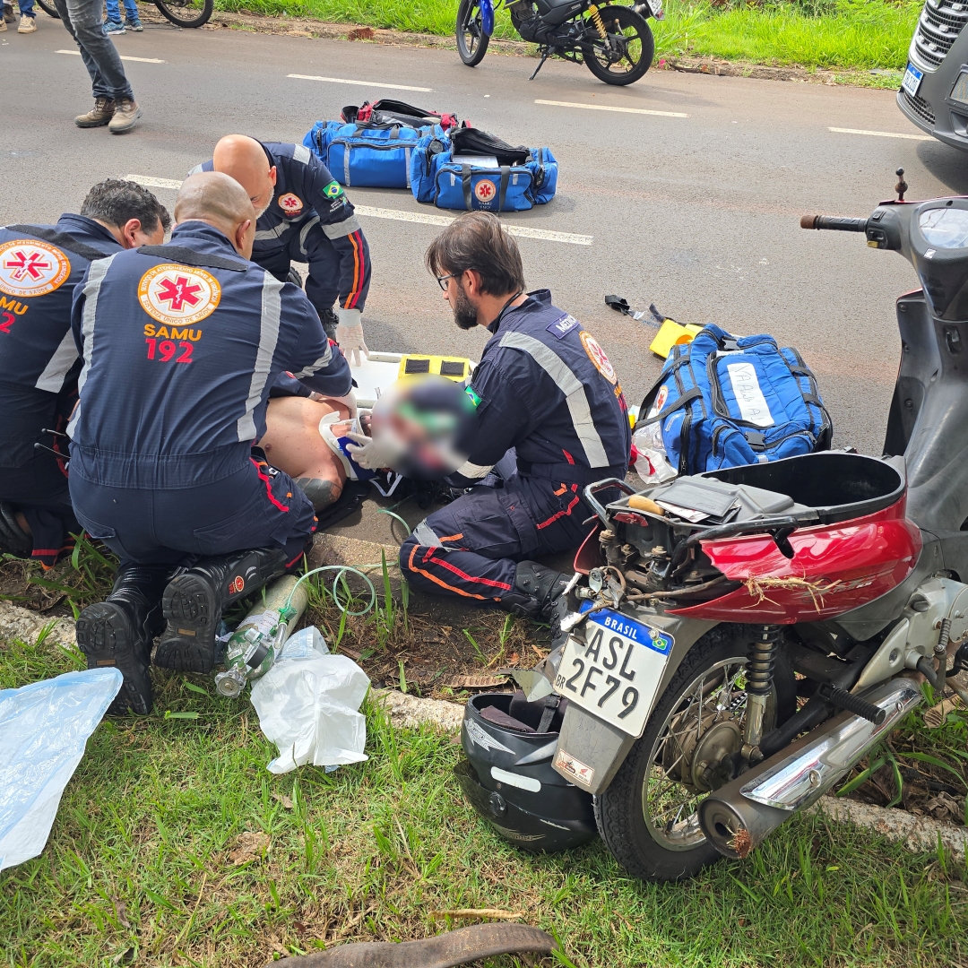 Motociclista sofre acidente gravíssimo após bater em árvore 