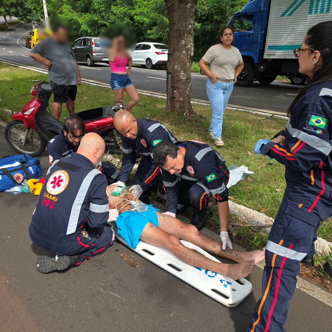 Motociclista sofre acidente gravíssimo após bater em árvore 