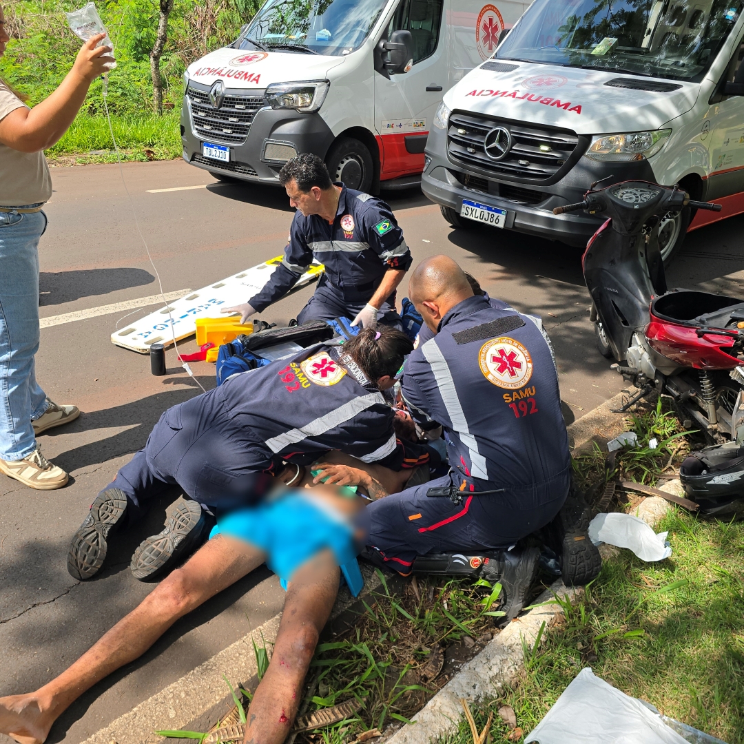 Motociclista sofre acidente gravíssimo após bater em árvore 