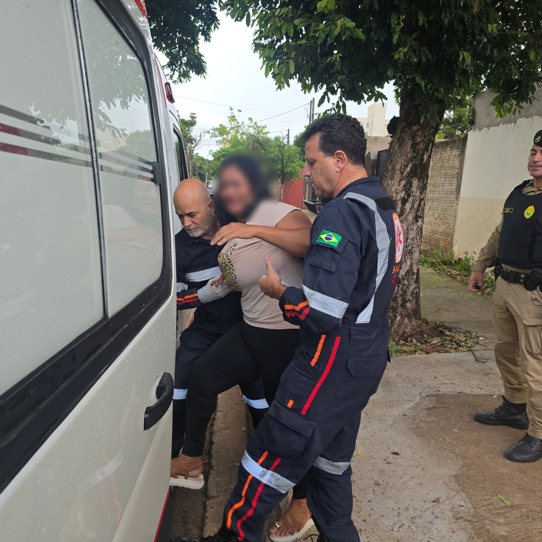 Mulher é ferida com duas facadas durante a cobrança de dinheiro