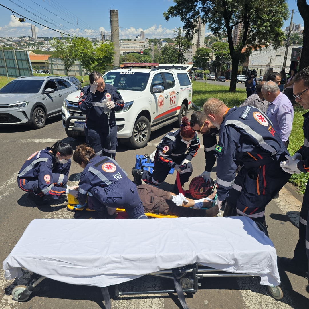 Mulher invade preferencial e causa acidente grave em motociclista