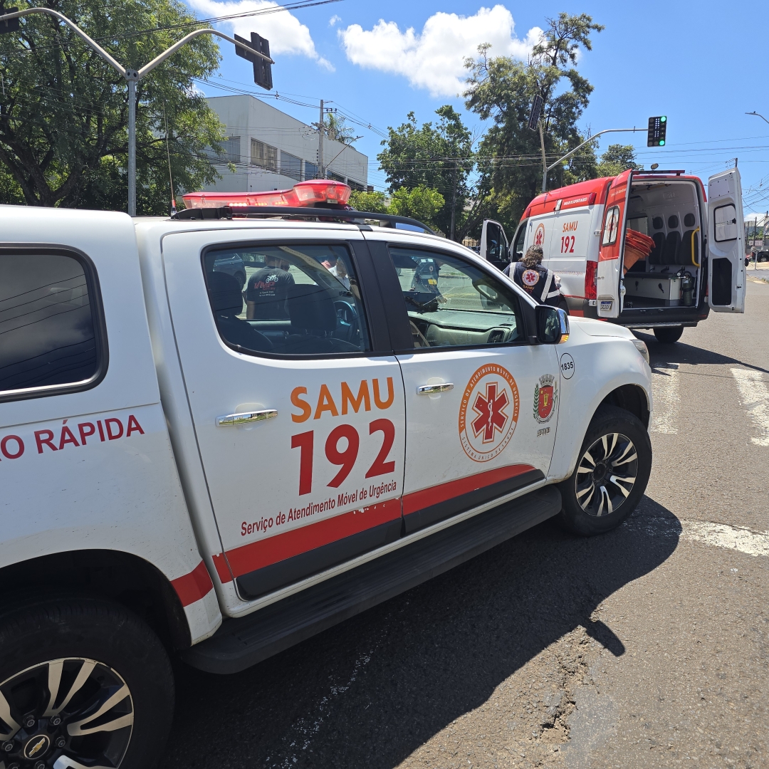Mulher invade preferencial e causa acidente grave em motociclista