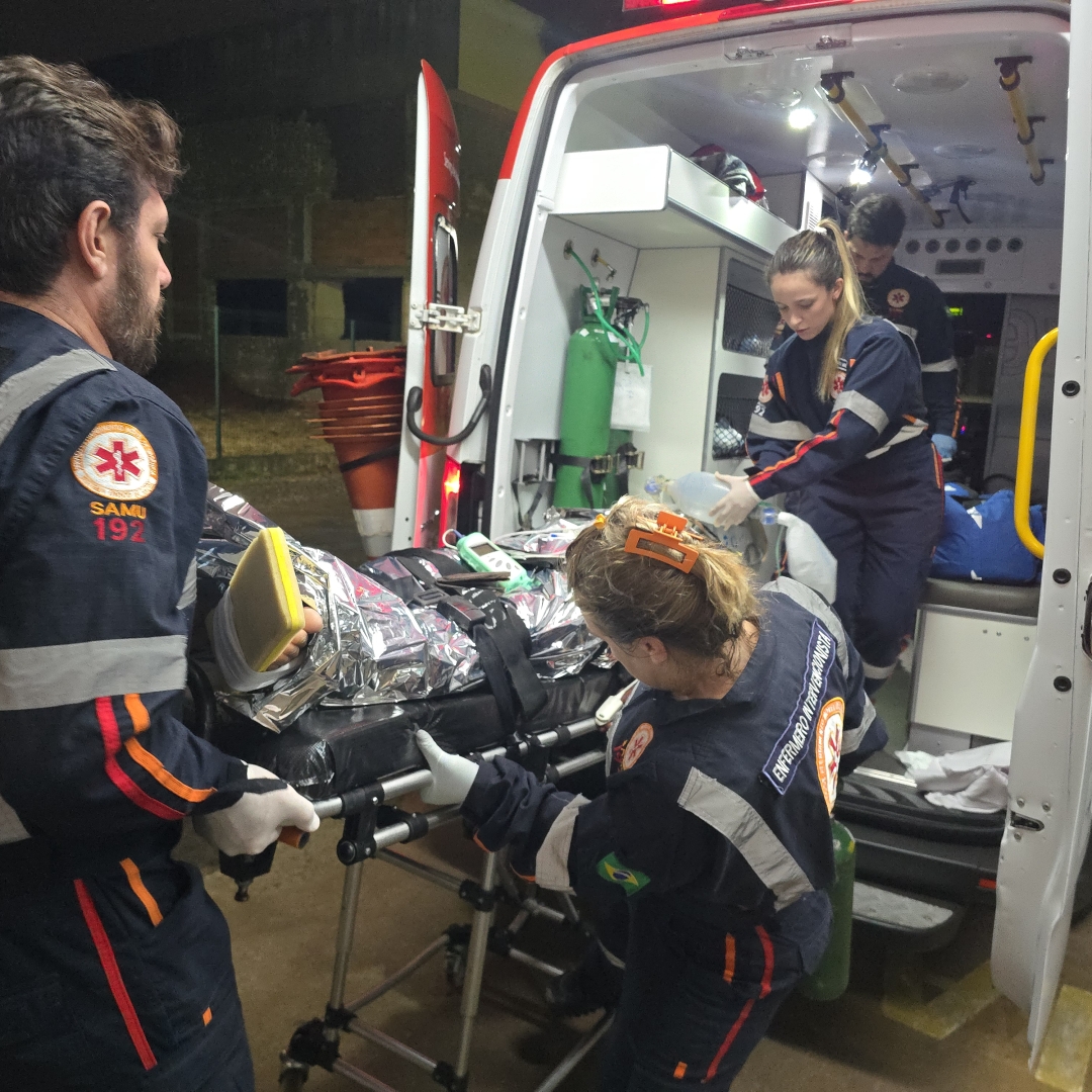 Motociclista é internado em estado gravíssimo após motorista invadir preferencial