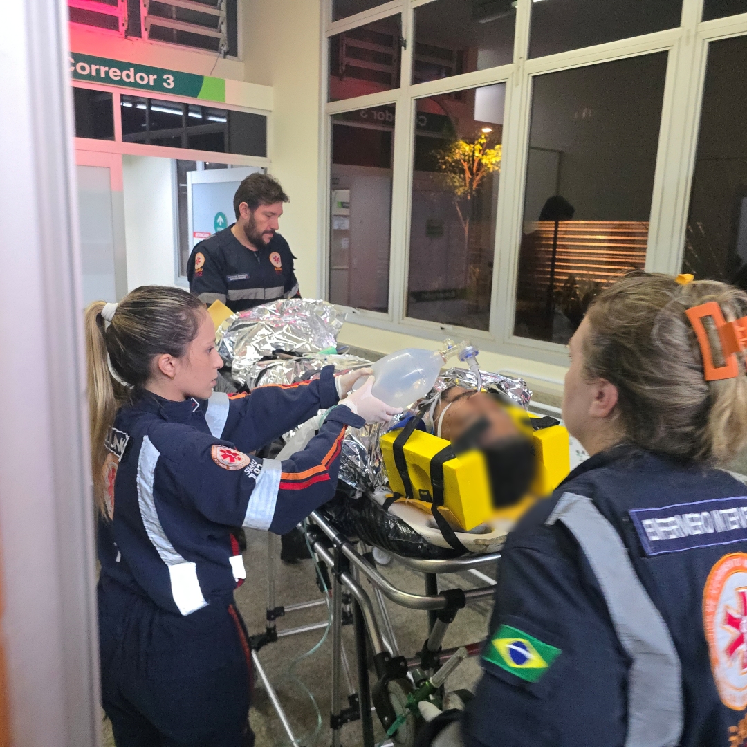 Motociclista é internado em estado gravíssimo após motorista invadir preferencial