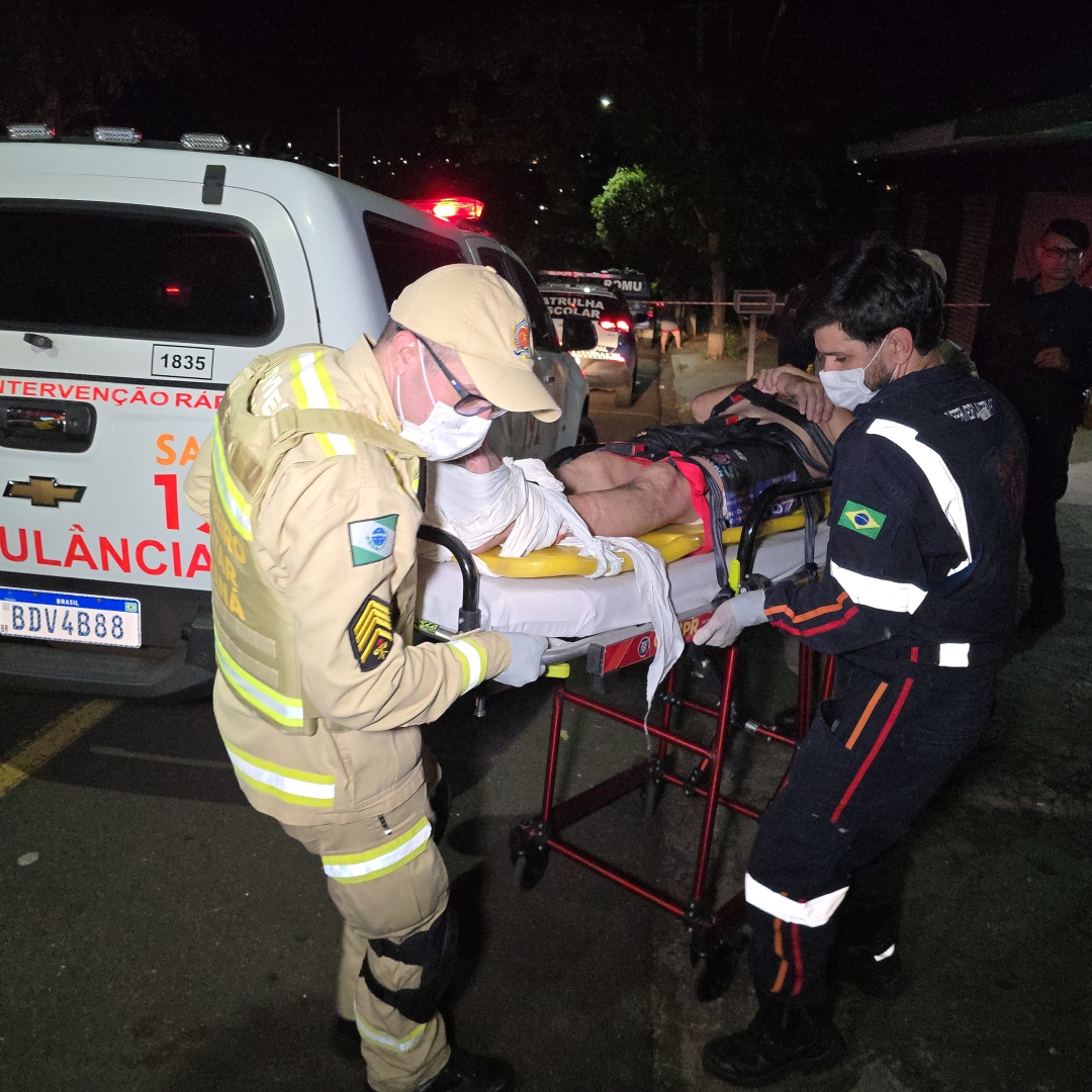 Homem de 48 anos ameaça agentes da Guarda Municipal com facão e acaba baleado