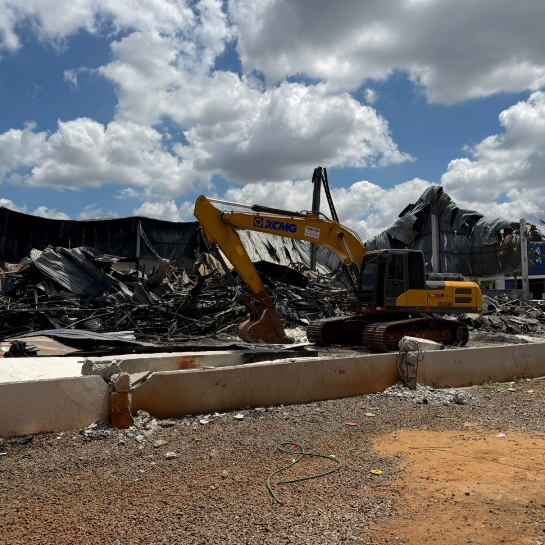 Barracão destruído por incêndio em Maringá é demolido quase dois meses após tragédia