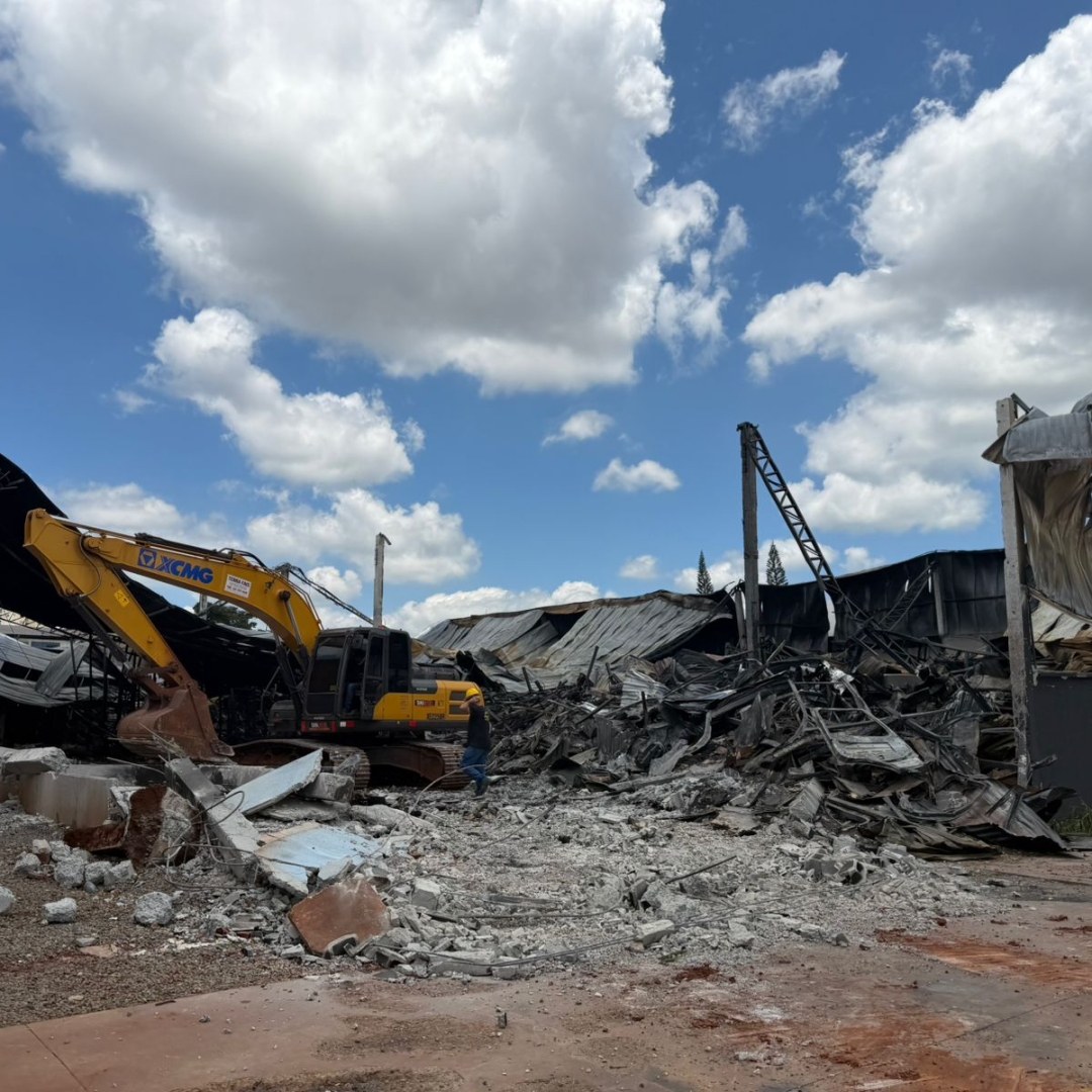 Barracão destruído por incêndio em Maringá é demolido quase dois meses após tragédia