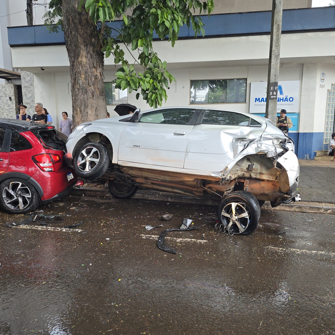 Homem sofre pico de hipoglicemia e provoca acidente na zona 4, em Maringá