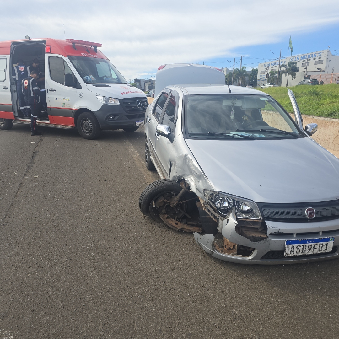 Motorista é socorrido após capotar veículo no Contorno Norte de Maringá