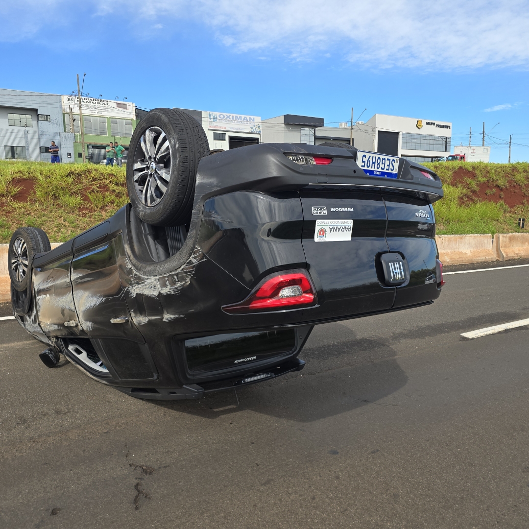 Motorista é socorrido após capotar veículo no Contorno Norte de Maringá