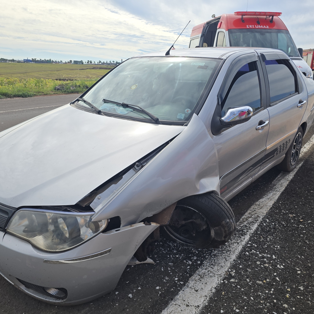 Motorista é socorrido após capotar veículo no Contorno Norte de Maringá