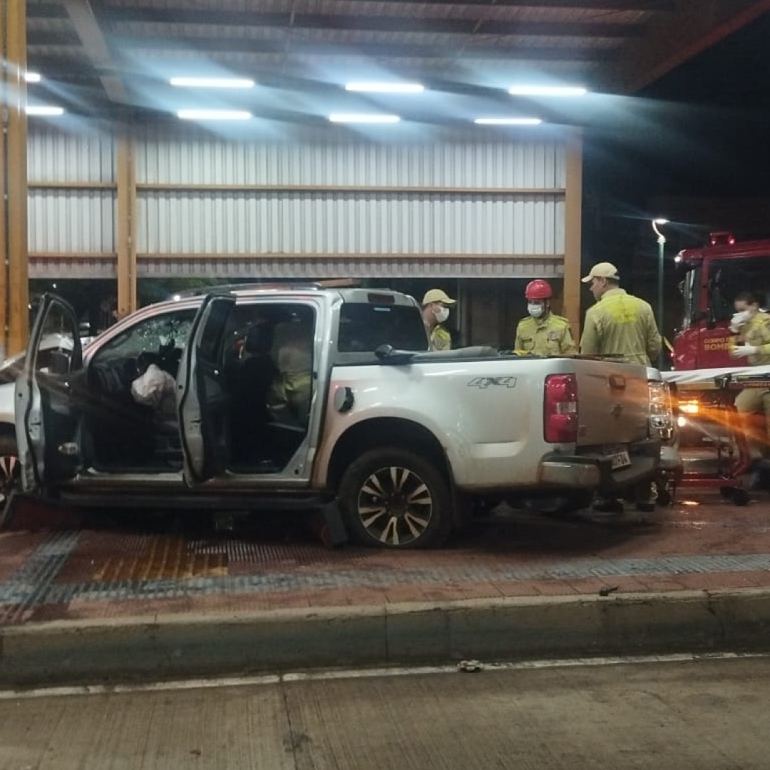 Motorista abandona veículo e mulher após bater caminhonete na Avenida Morangueira