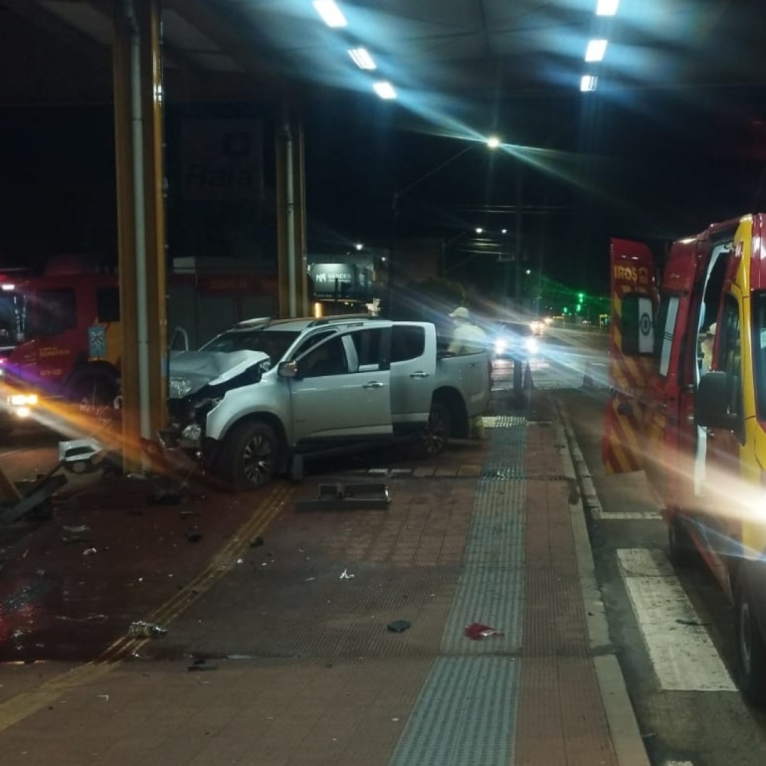 Motorista abandona veículo e mulher após bater caminhonete na Avenida Morangueira