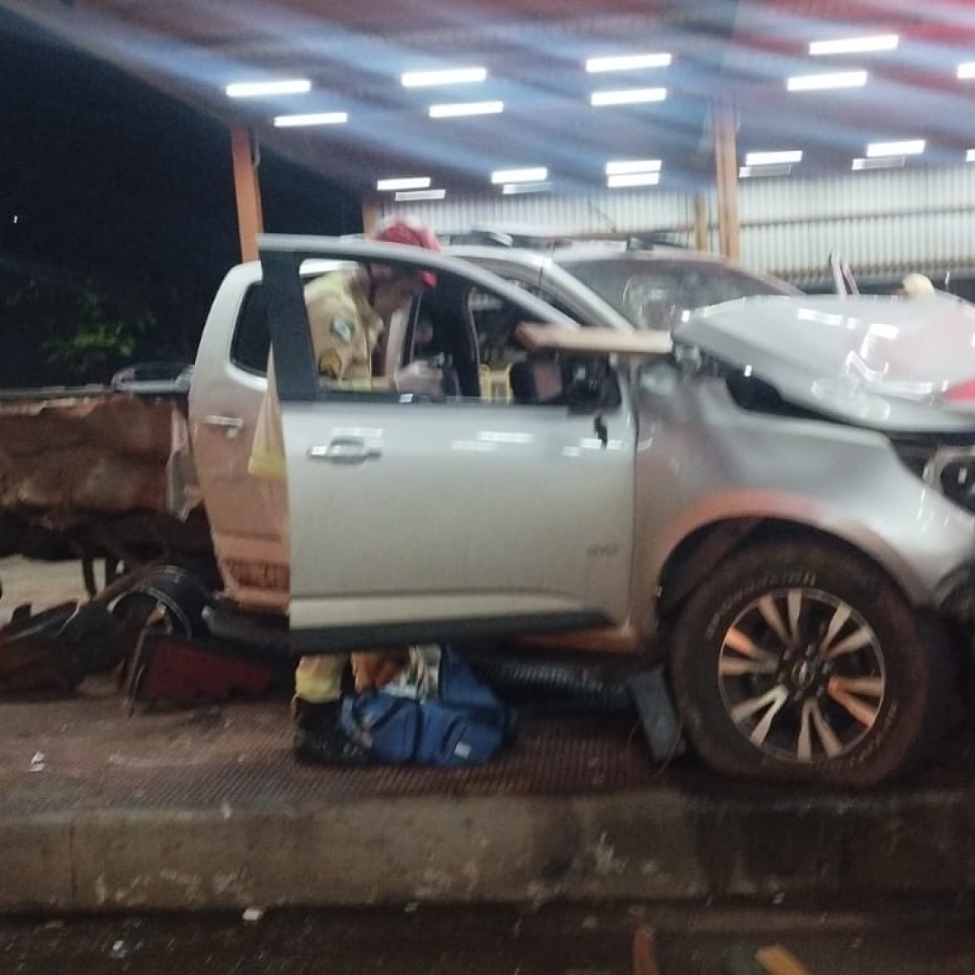 Motorista abandona veículo e mulher após bater caminhonete na Avenida Morangueira