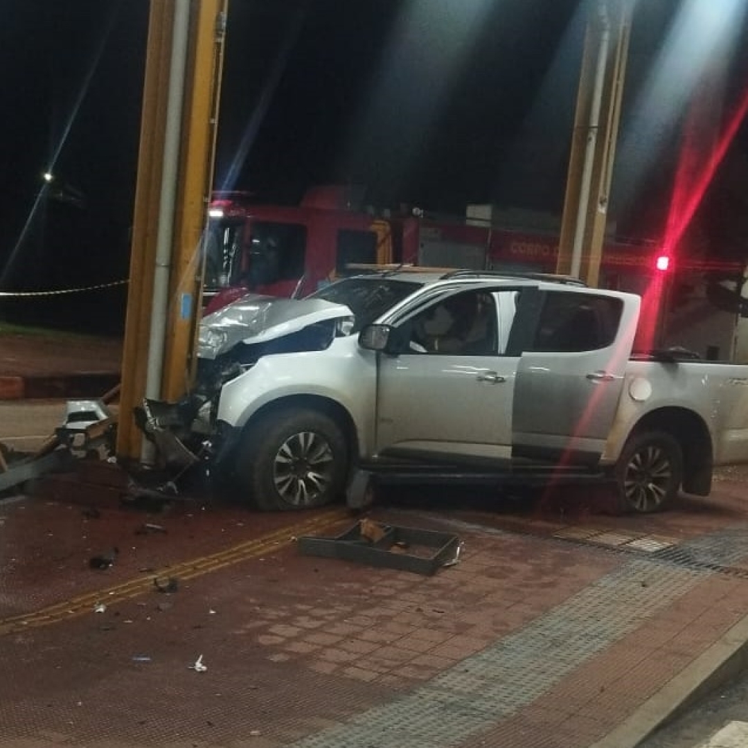 Motorista abandona veículo e mulher após bater caminhonete na Avenida Morangueira