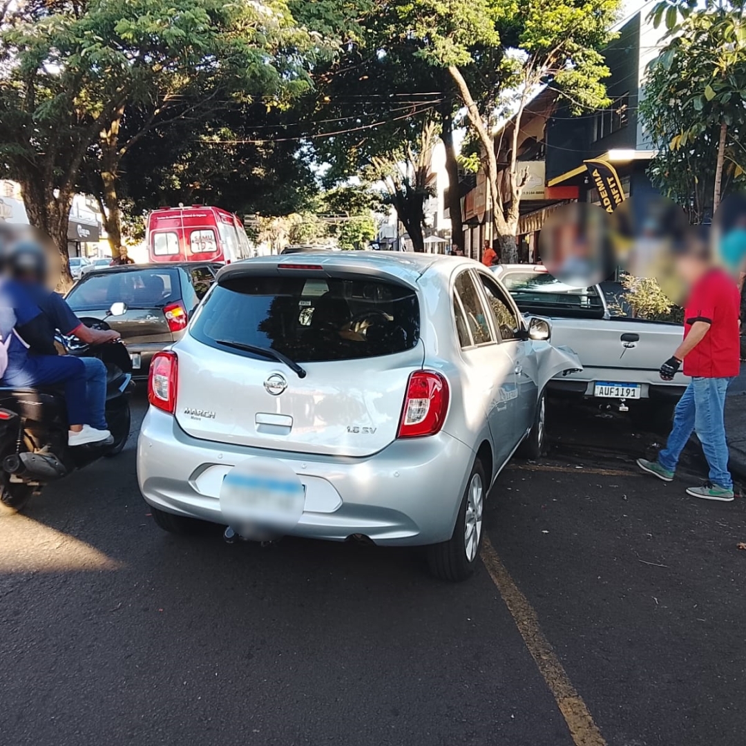 Socorristas são acionados após carro capotar em Maringá
