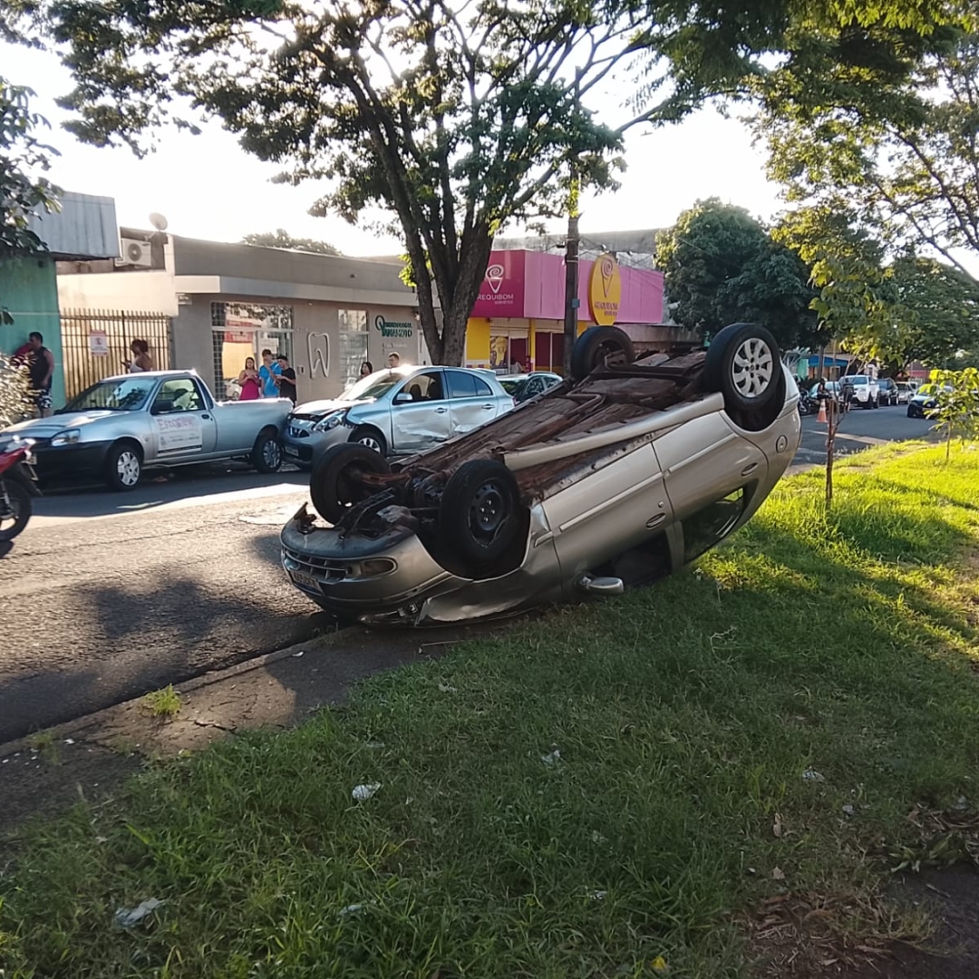 Socorristas são acionados após carro capotar em Maringá