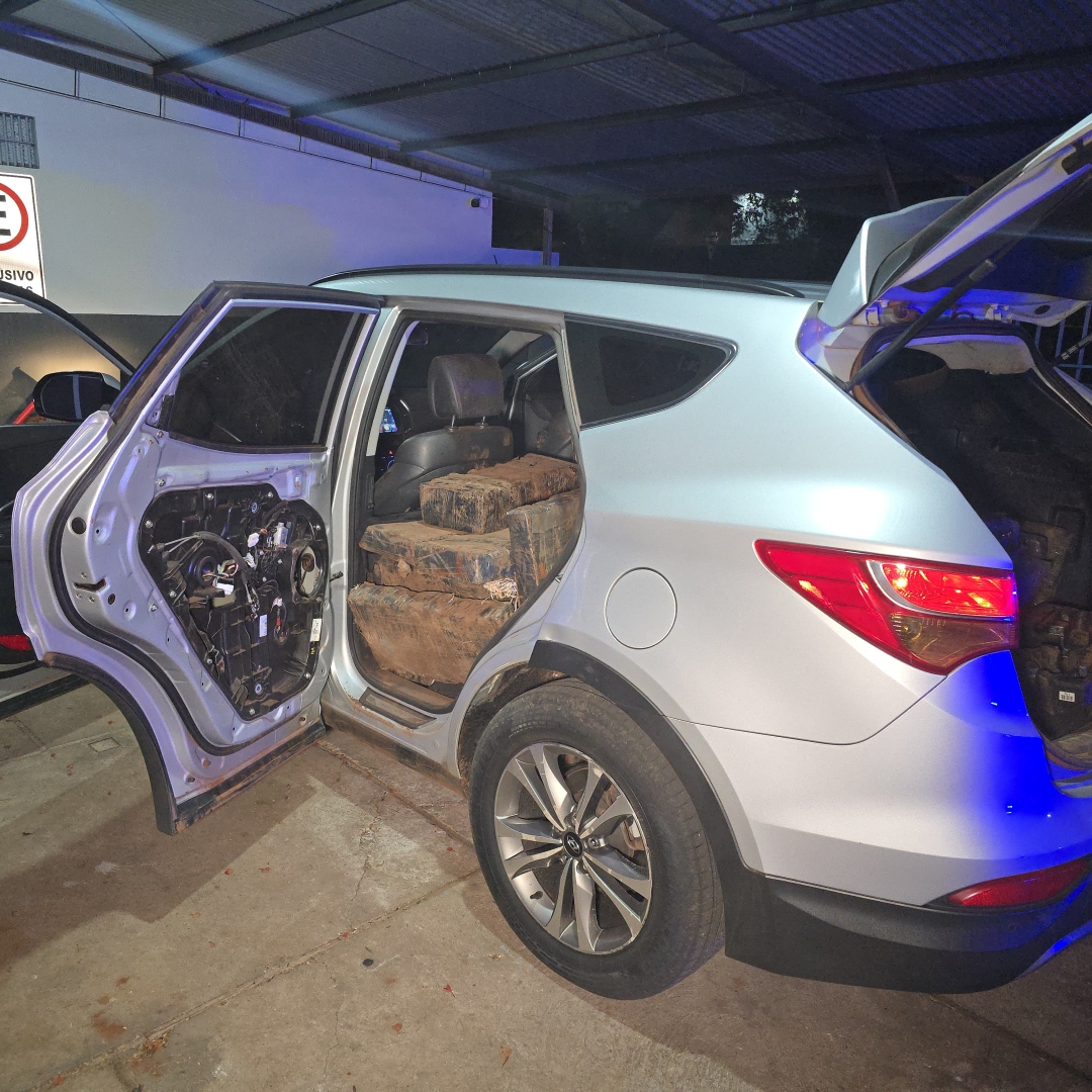 PRF apreende carro com mais de meia tonelada de maconha na cidade de Floresta