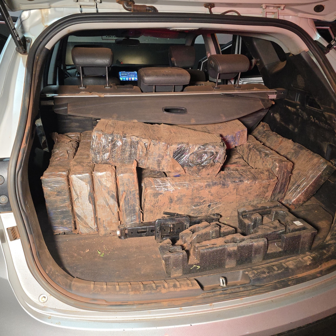 PRF apreende carro com mais de meia tonelada de maconha na cidade de Floresta