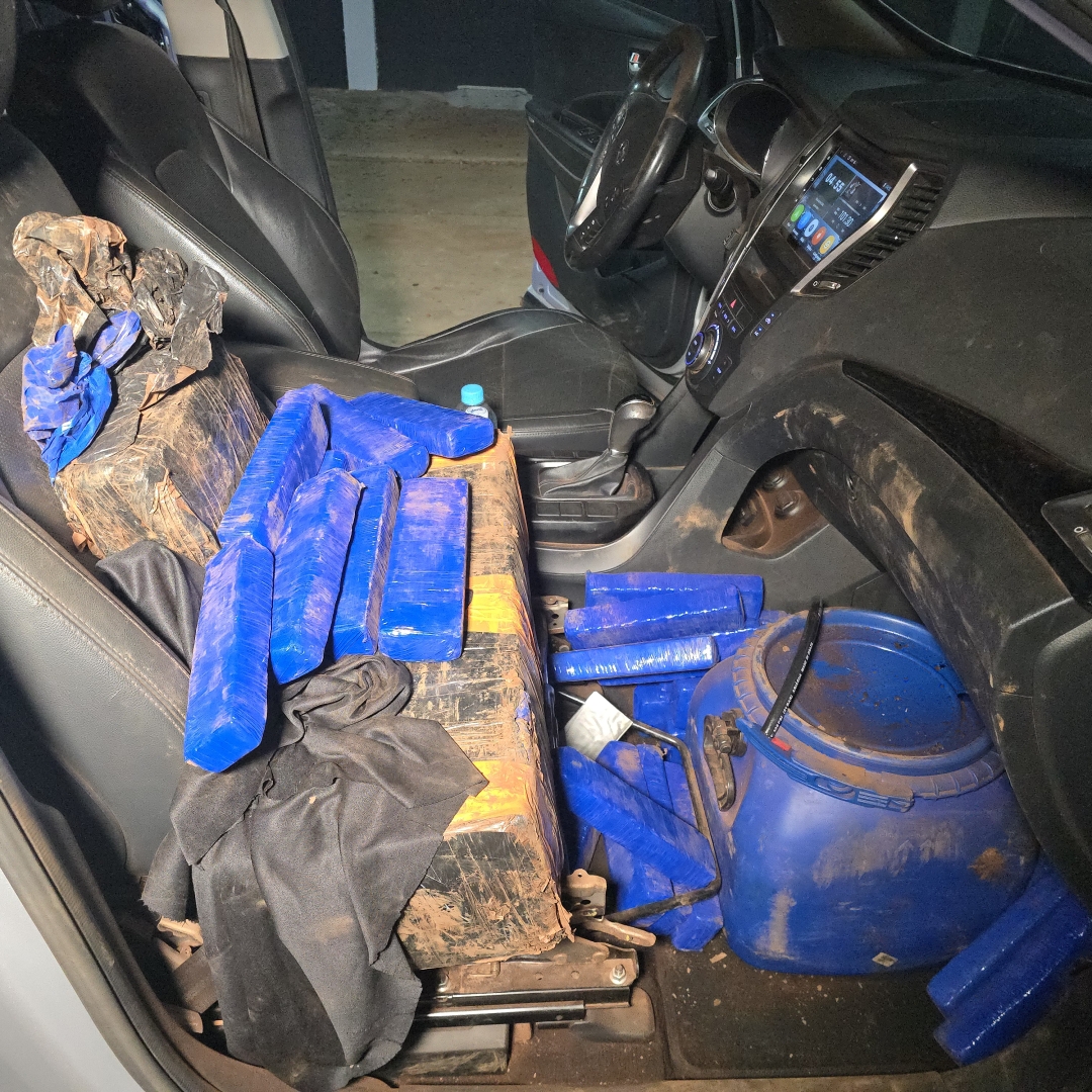 PRF apreende carro com mais de meia tonelada de maconha na cidade de Floresta