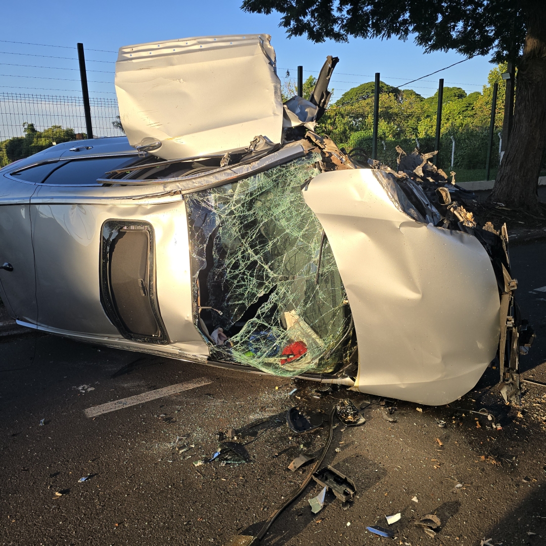 Criminosos escapam ilesos após veículo furtado capotar em Maringá