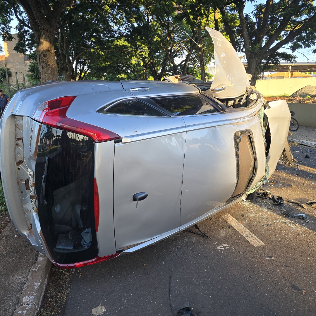 Criminosos escapam ilesos após veículo furtado capotar em Maringá