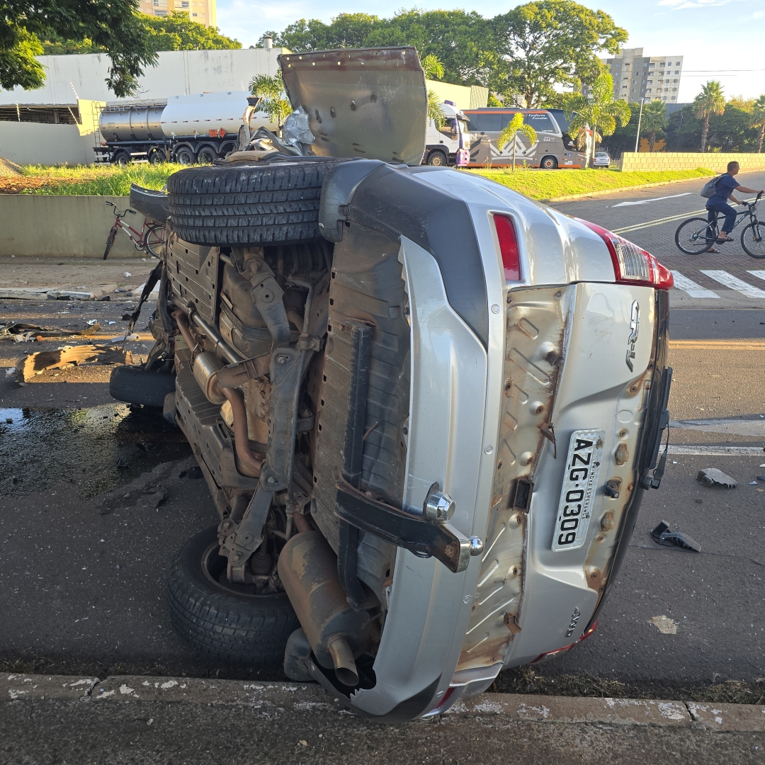 Criminosos escapam ilesos após veículo furtado capotar em Maringá