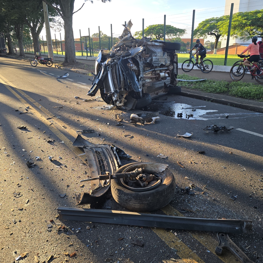 Criminosos escapam ilesos após veículo furtado capotar em Maringá