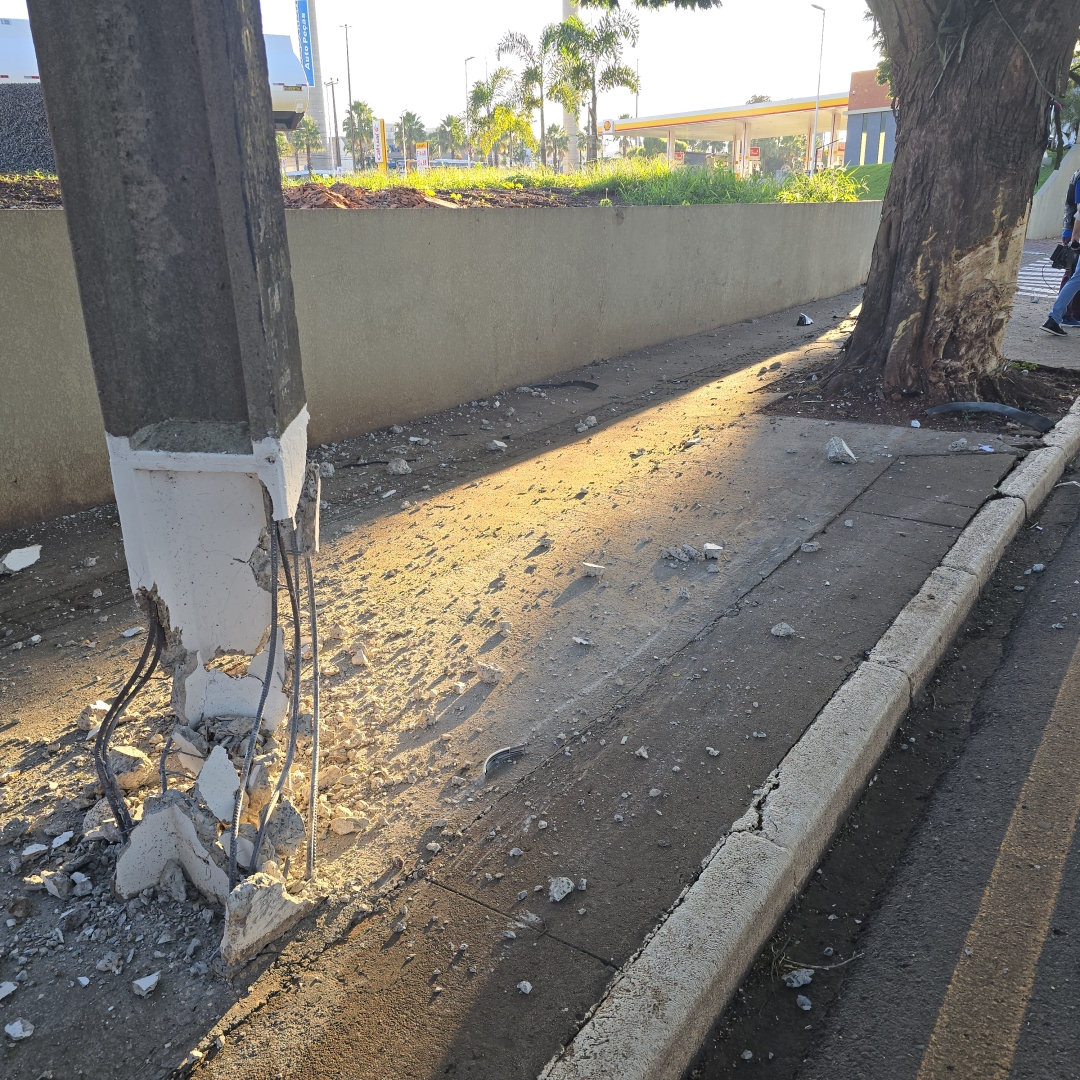 Criminosos escapam ilesos após veículo furtado capotar em Maringá