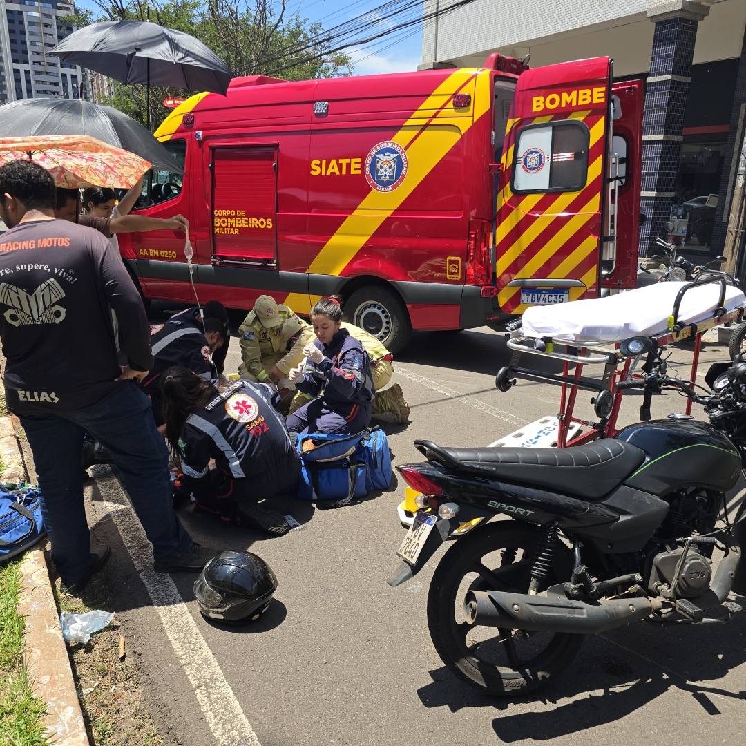 Acidente entre carro e moto deixa motoboy gravemente ferido em Maringá