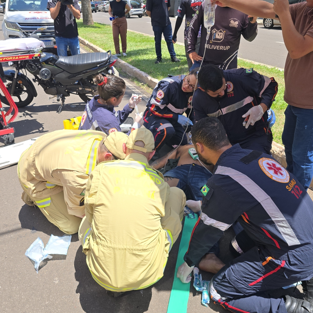 Acidente entre carro e moto deixa motoboy gravemente ferido em Maringá