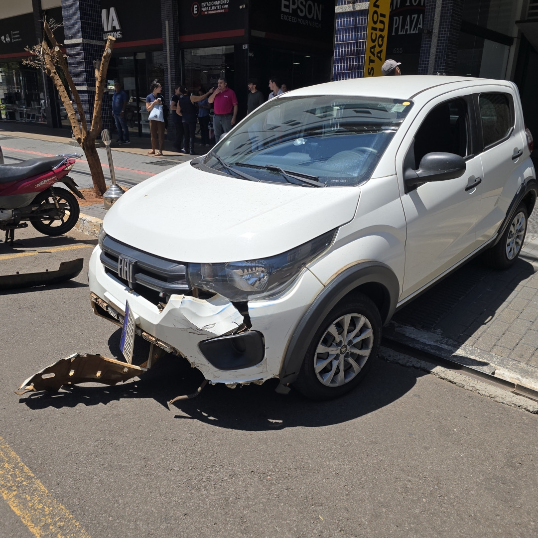 Acidente entre carro e moto deixa motoboy gravemente ferido em Maringá