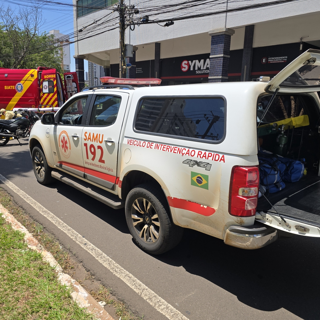 Acidente entre carro e moto deixa motoboy gravemente ferido em Maringá