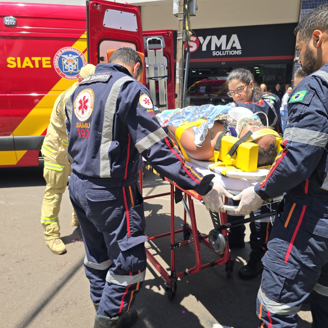 Acidente entre carro e moto deixa motoboy gravemente ferido em Maringá