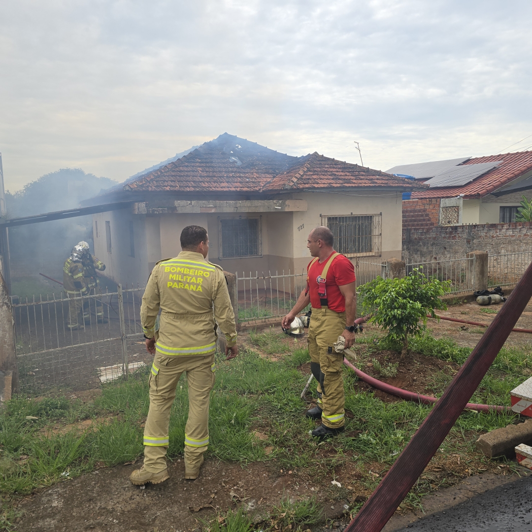 Homem é salvo por vizinhos durante incêndio em residência em Maringá