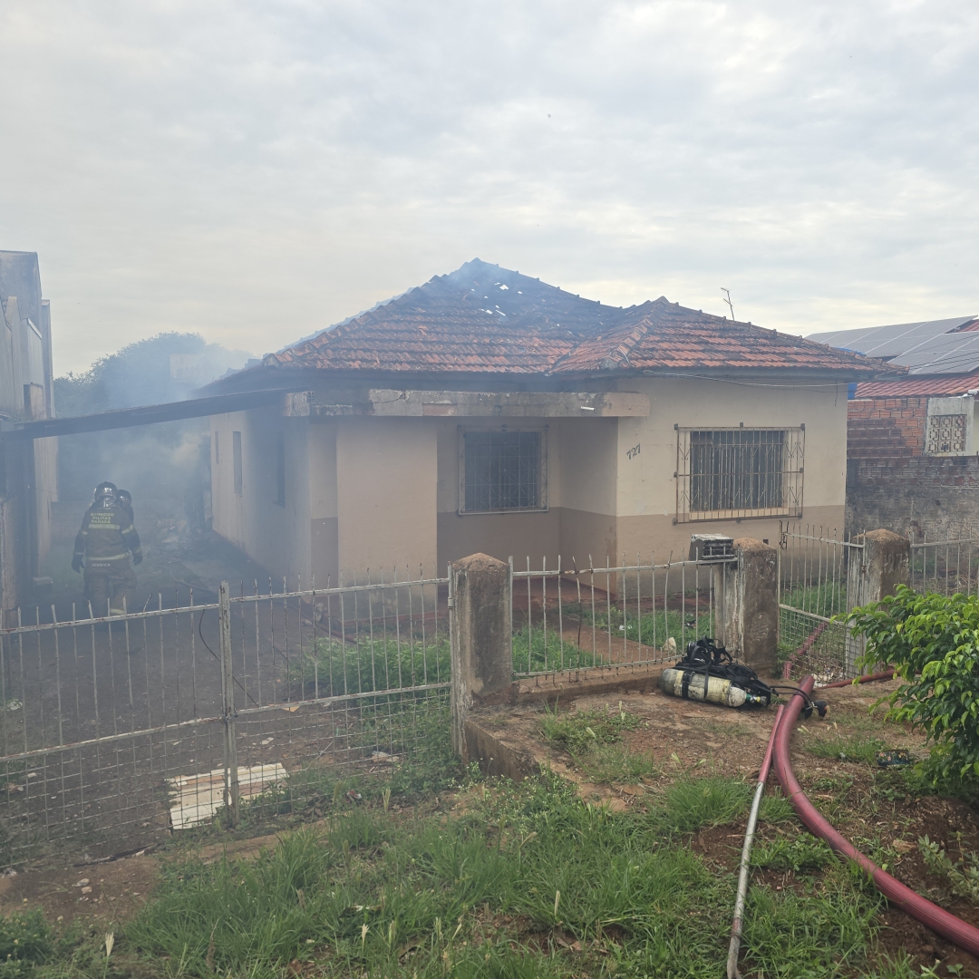 Homem é salvo por vizinhos durante incêndio em residência em Maringá