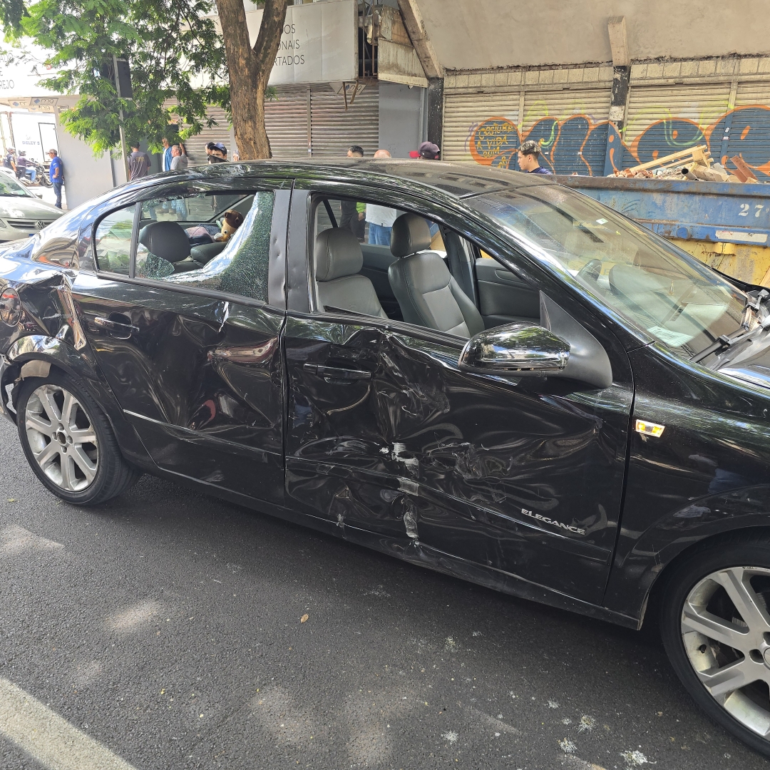 Mulher sofre acidente grave no centro de Maringá após invadir preferencial