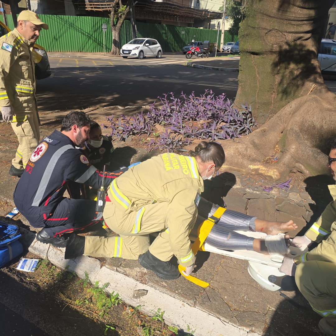 Mulher fica ferida após motorista de caminhão provocar acidente na Avenida São Paulo, em Maringá