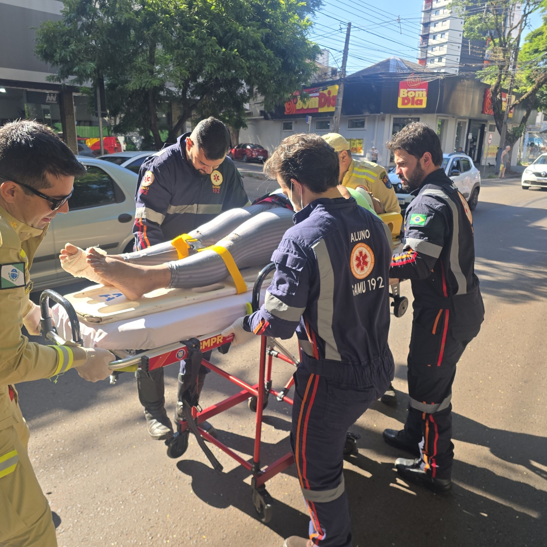 Mulher fica ferida após motorista de caminhão provocar acidente na Avenida São Paulo, em Maringá