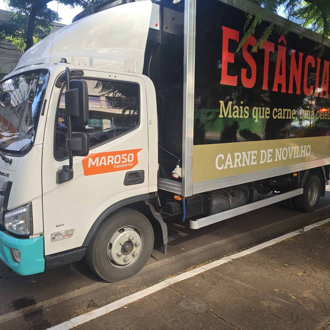 Mulher fica ferida após motorista de caminhão provocar acidente na Avenida São Paulo, em Maringá
