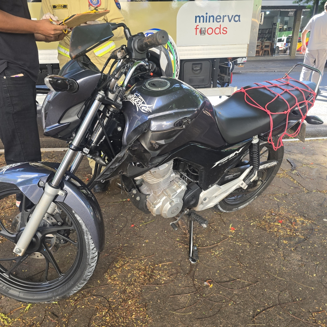 Mulher fica ferida após motorista de caminhão provocar acidente na Avenida São Paulo, em Maringá