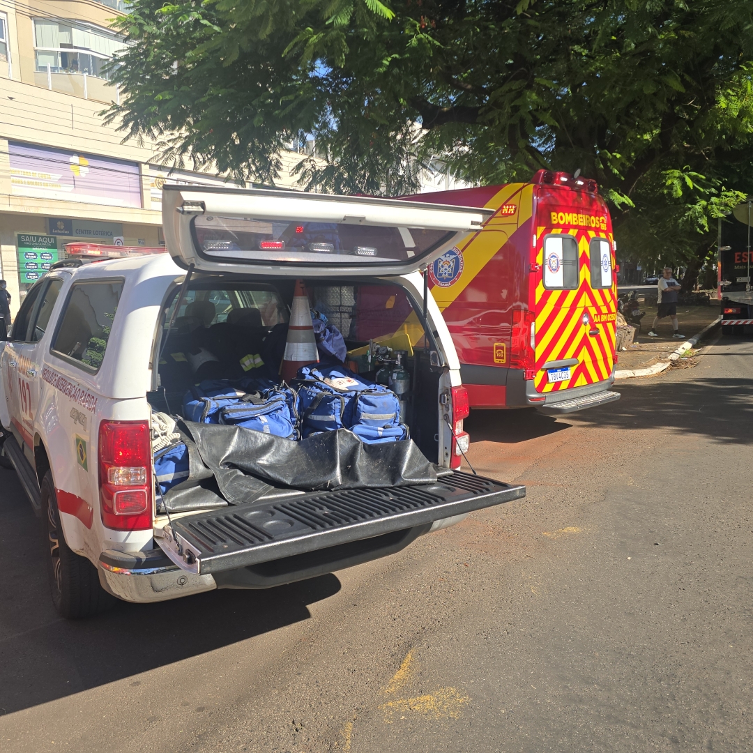 Mulher fica ferida após motorista de caminhão provocar acidente na Avenida São Paulo, em Maringá