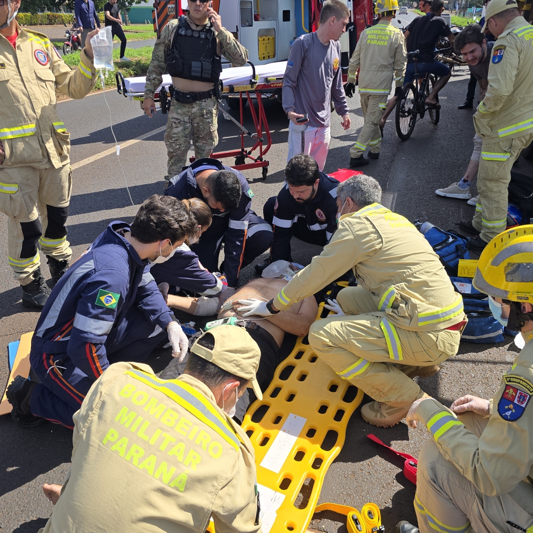 Motorista de caminhão sofre acidente grave ao ser atropelado por moto em Maringá