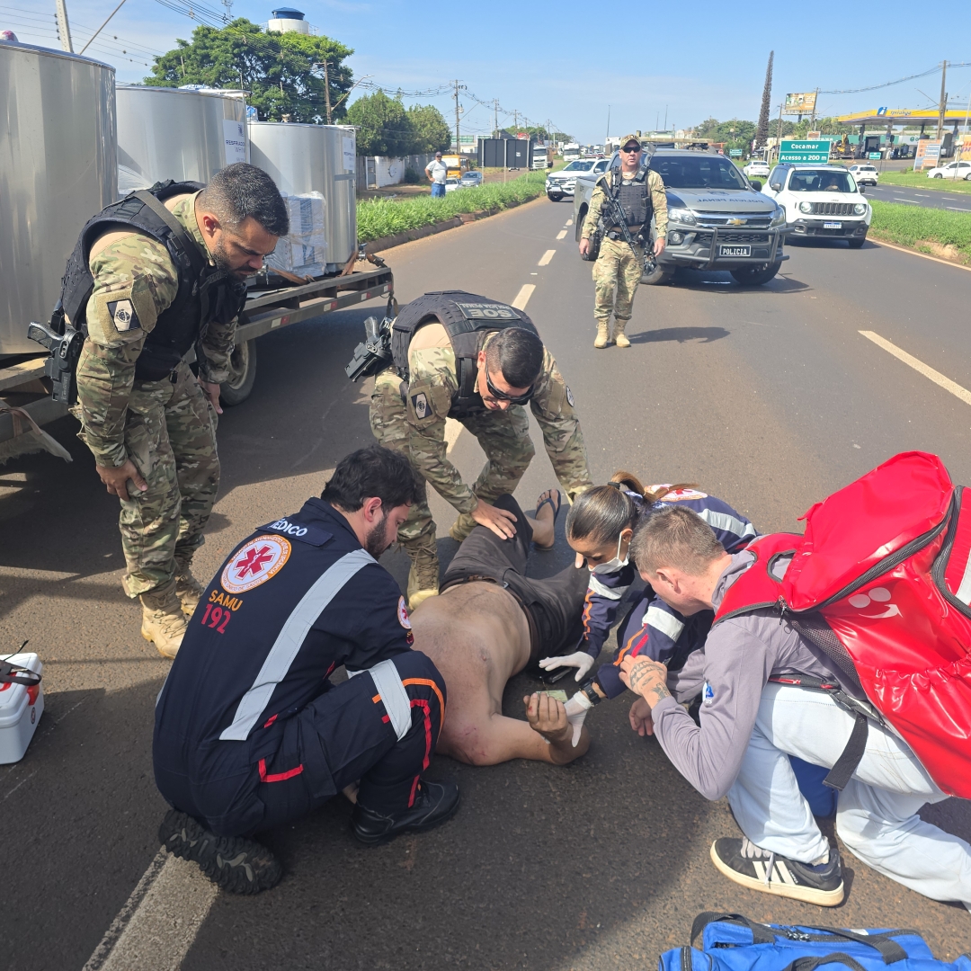 Motorista de caminhão sofre acidente grave ao ser atropelado por moto em Maringá
