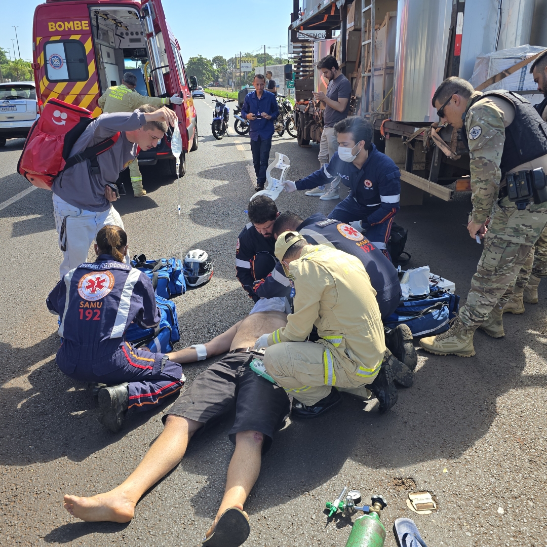 Motorista de caminhão sofre acidente grave ao ser atropelado por moto em Maringá
