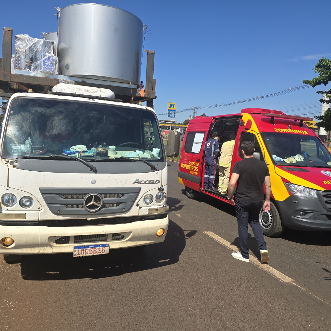 Motorista de caminhão sofre acidente grave ao ser atropelado por moto em Maringá
