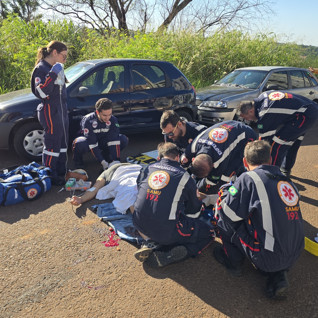 Mulher de 54 anos fica ferida ao ser atropelada por empilhadeira