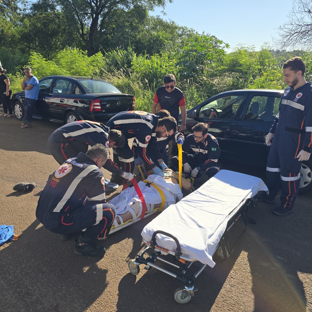 Mulher de 54 anos fica ferida ao ser atropelada por empilhadeira