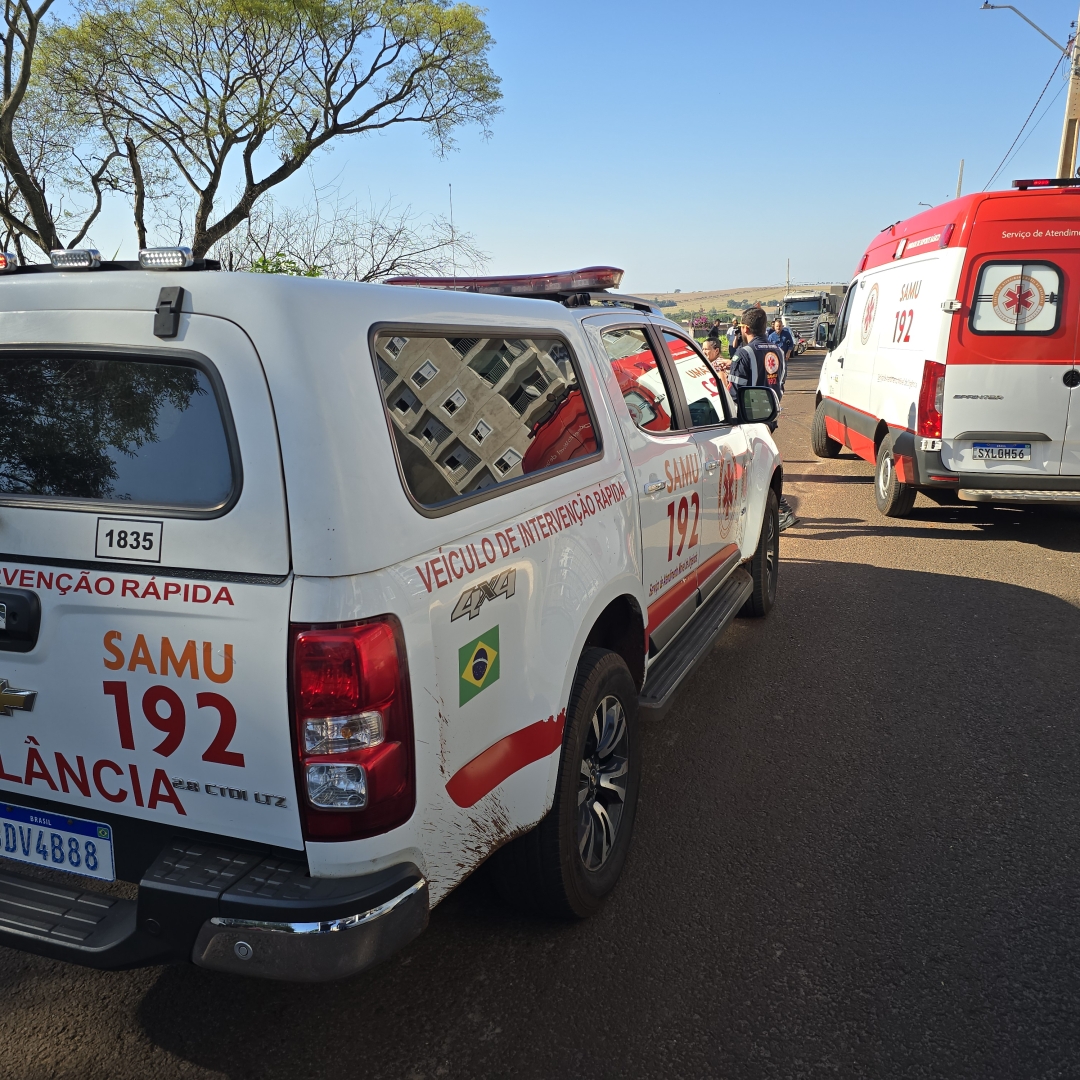 Mulher de 54 anos fica ferida ao ser atropelada por empilhadeira