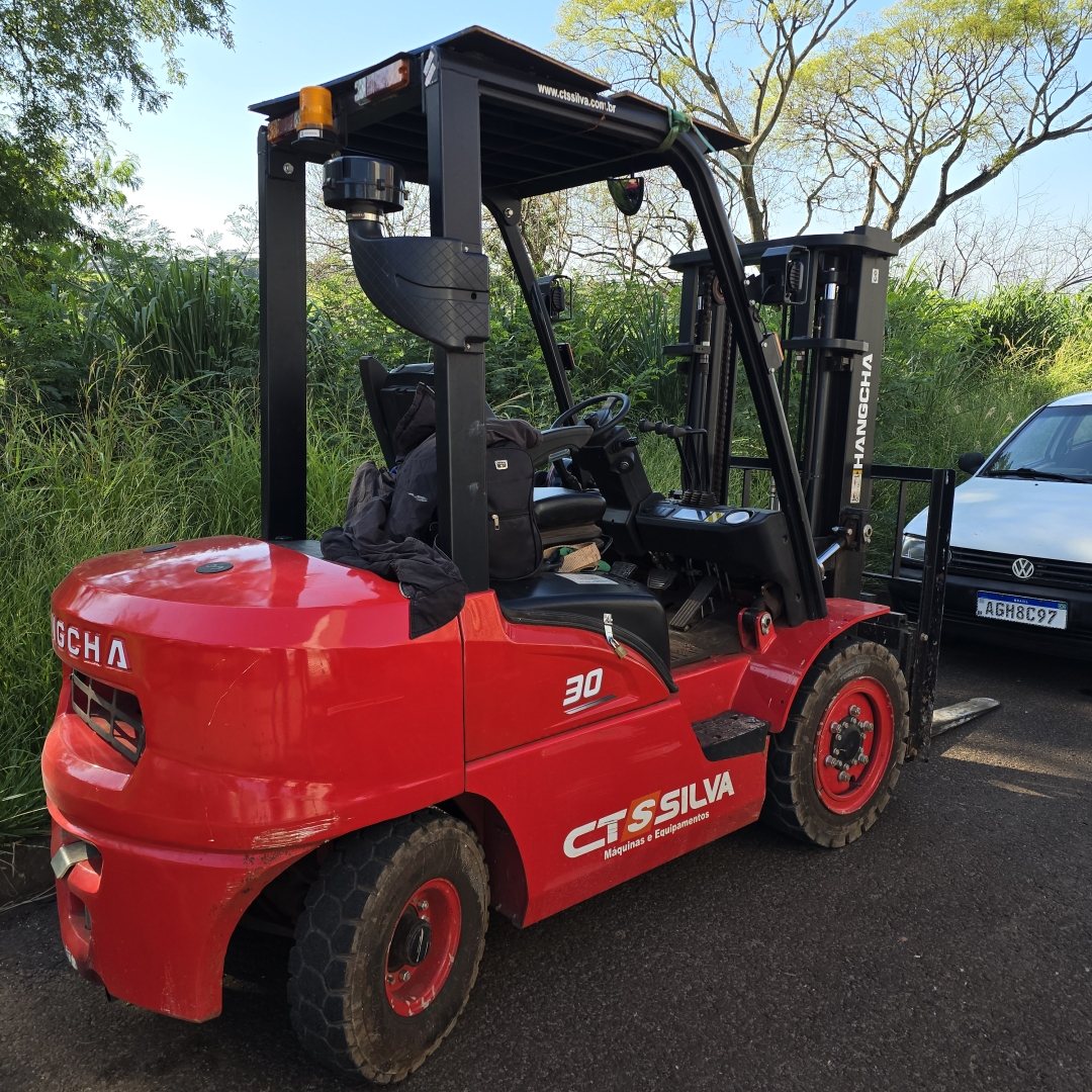 Mulher de 54 anos fica ferida ao ser atropelada por empilhadeira